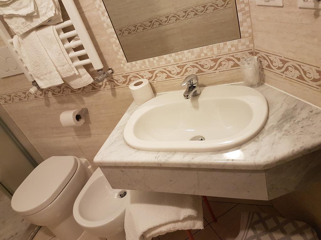 Hotel Mignon 50 Mt Dalla Spiaggia E Dall'Isola Pedonale Alassio Dış mekan fotoğraf