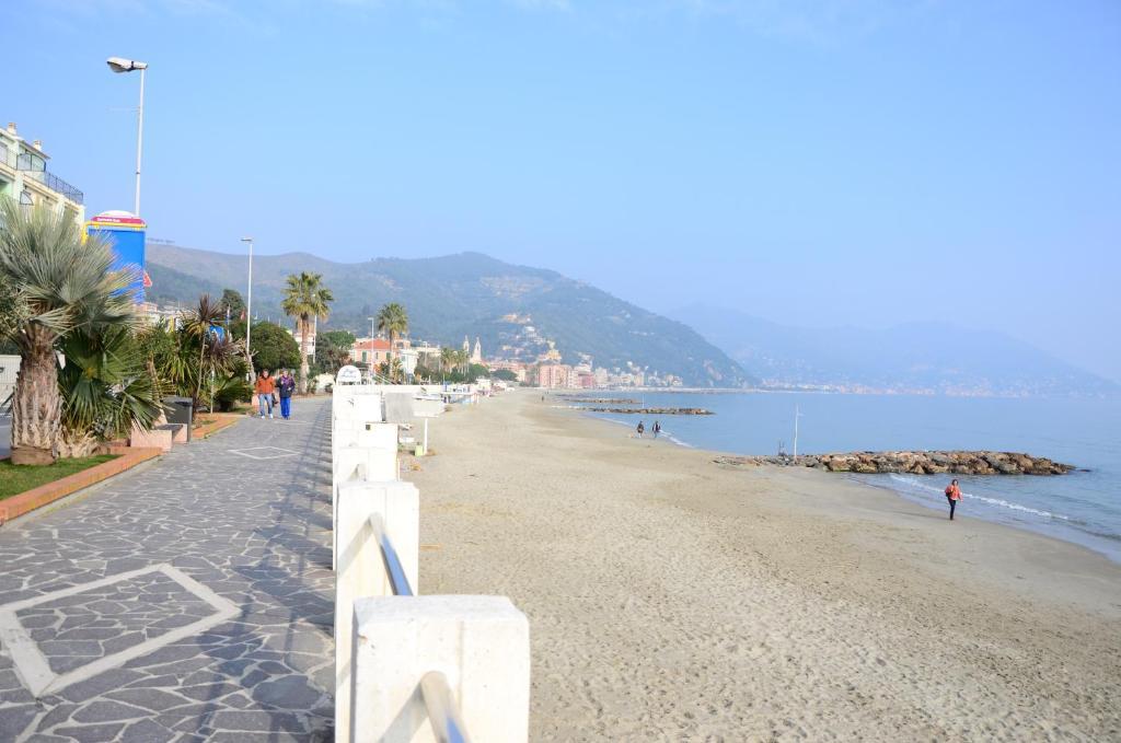 Hotel Mignon 50 Mt Dalla Spiaggia E Dall'Isola Pedonale Alassio Dış mekan fotoğraf